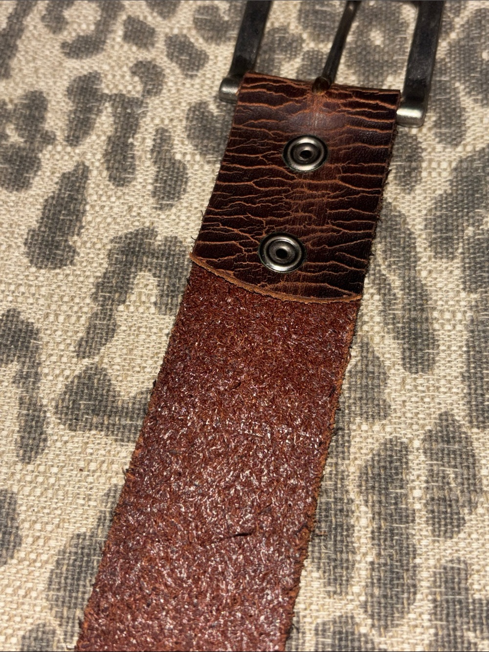 Distressed textured thick leather belt lived in grunge dark brown silver buckle - Picture 7 of 11